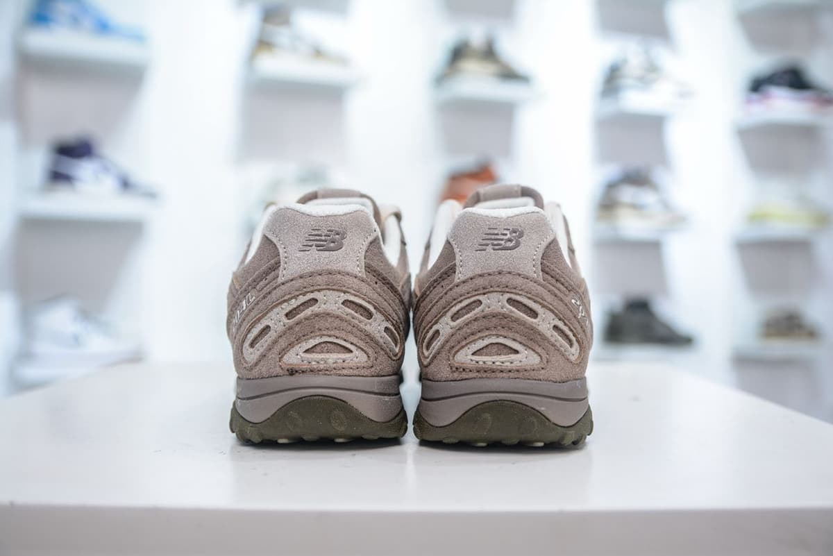 New Balance 204L Mushroom Arid Stone.