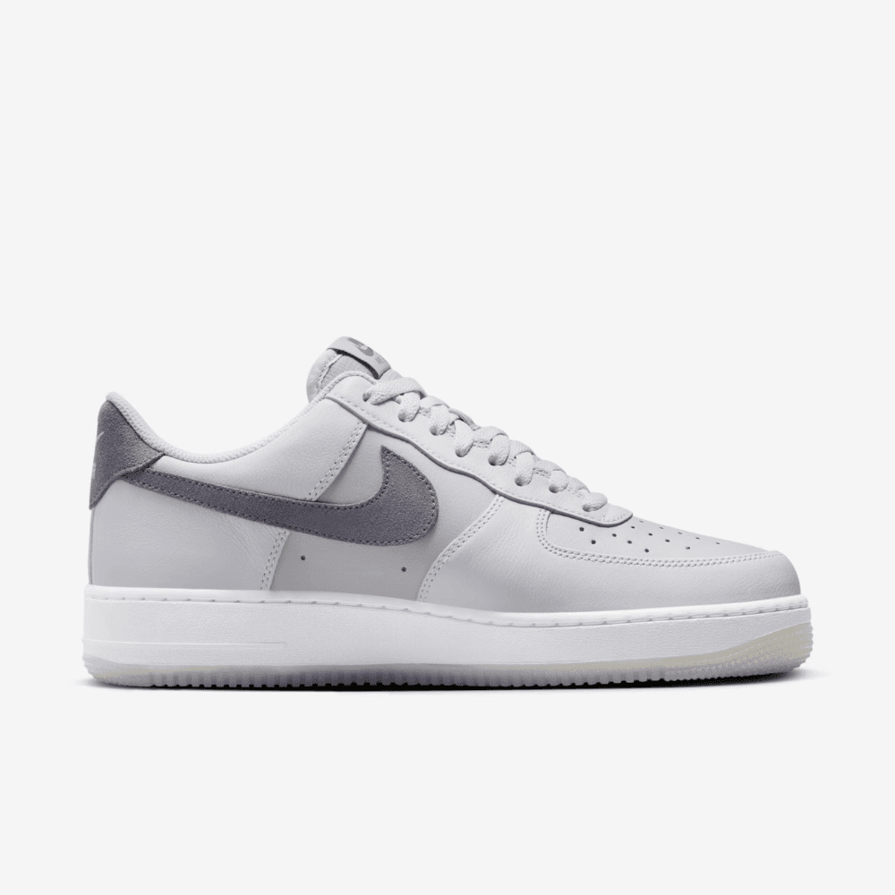 Nike Air Force 1 '07 Pure Platinum Light Carbon.