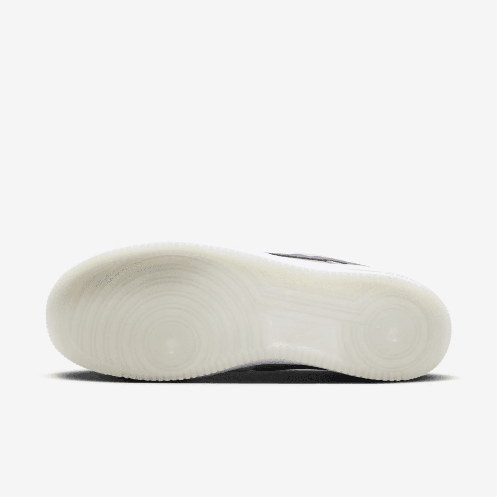 Nike Air Force 1 '07 Pure Platinum Light Carbon.