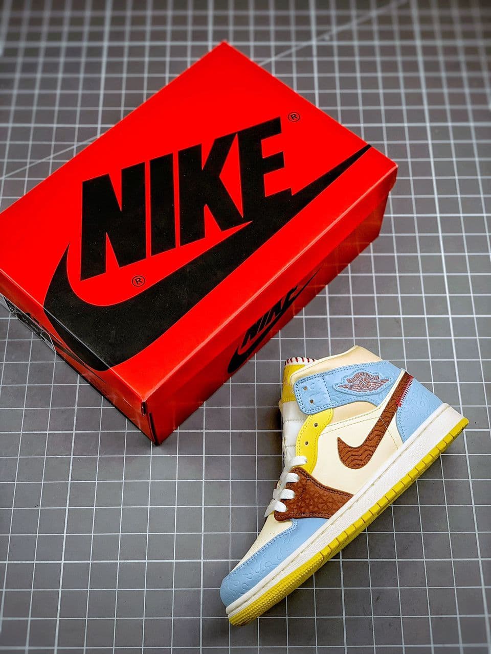 Nike Air Jordan 1 Mid SE Maison Château Rouge Couro Multicolor