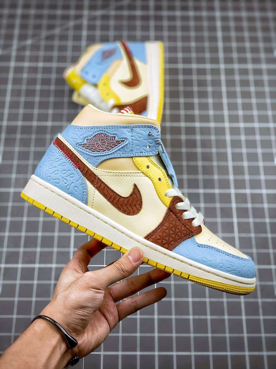Nike Air Jordan 1 Mid SE Maison Château Rouge Couro Multicolor