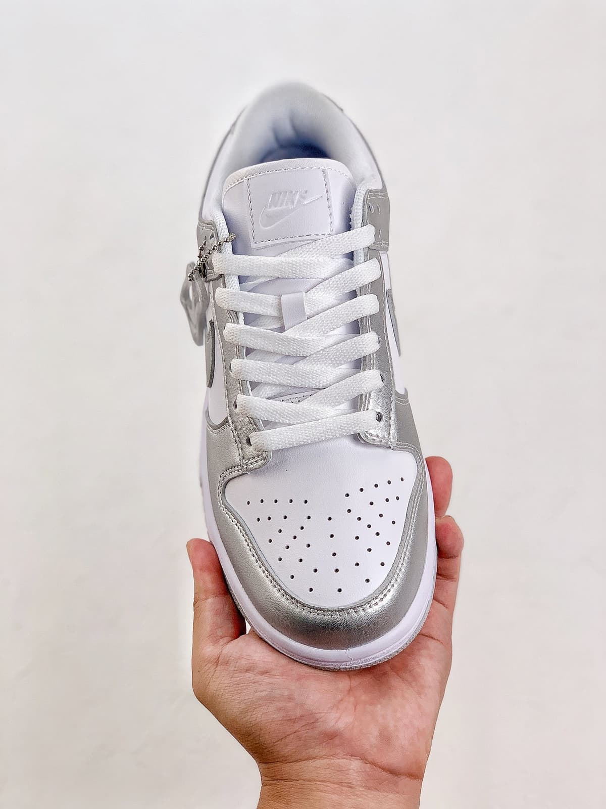 Nike Dunk Low Metallic Silver.