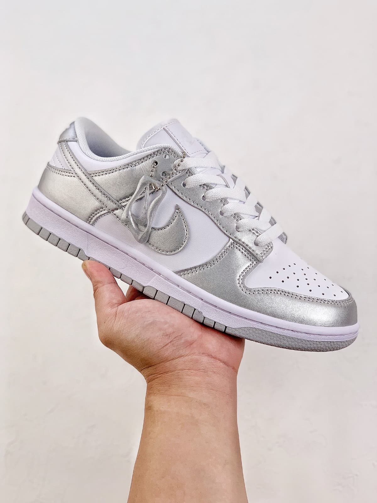 Nike Dunk Low Metallic Silver.
