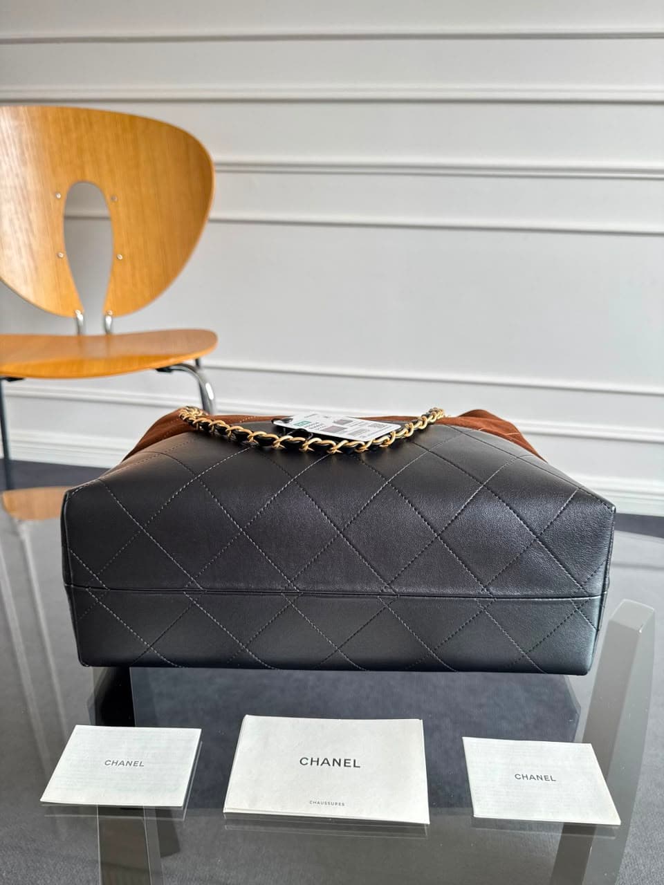 Chanel 35A Hobo Bag Matelassê Bicolor Marrom / Preto