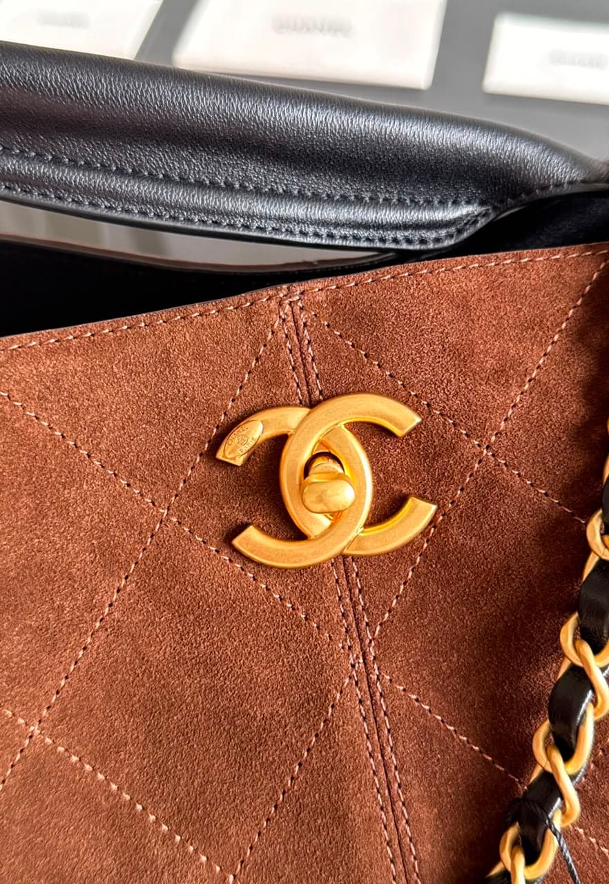 Chanel 35A Hobo Bag Matelassê Bicolor Marrom / Preto