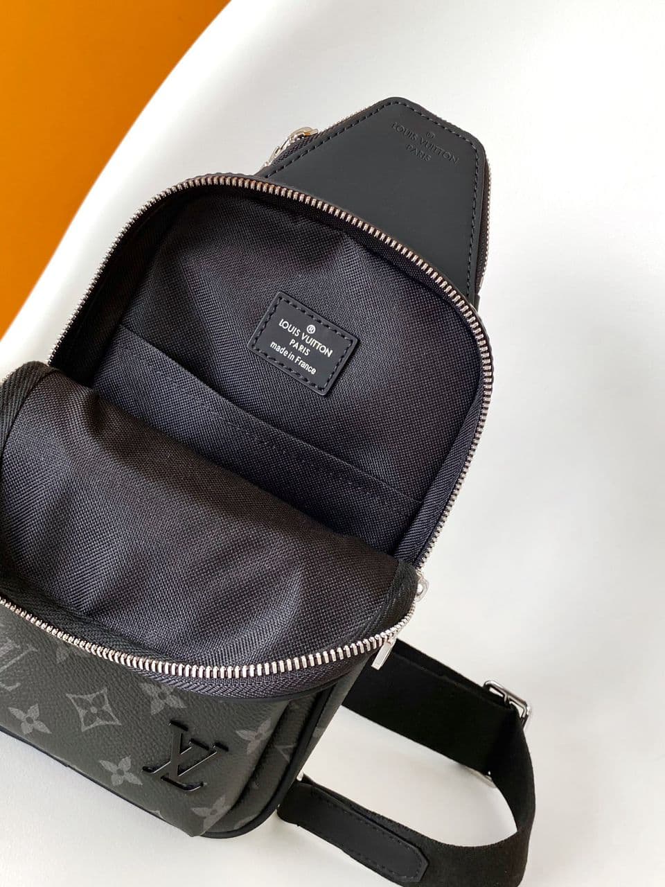 Bolsa Avenue Sling Bag Monograma Eclipse Black