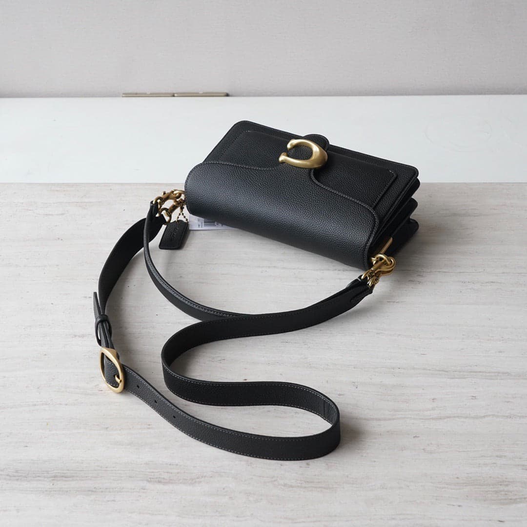 Bolsa Coach Tabby em Couro Preto com Interior Caramelo .