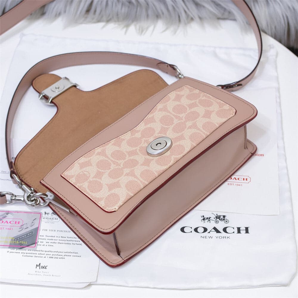 Bolsa Coach Tabby Shoulder Bag 26 in Signature Canvas with Colorblock.