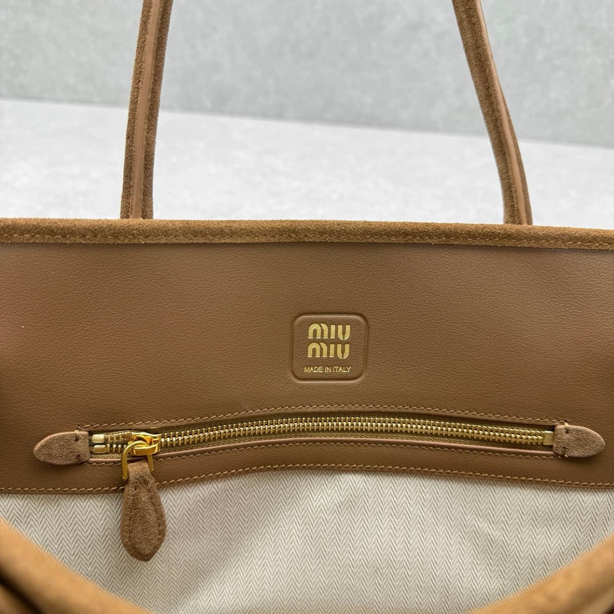 Bolsa Miu Miu Aventure em camurça
