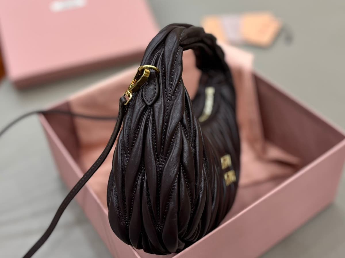 BOLSA Miu Miu Wander Matelasse Nappa Leather Hobo Bag wine purple