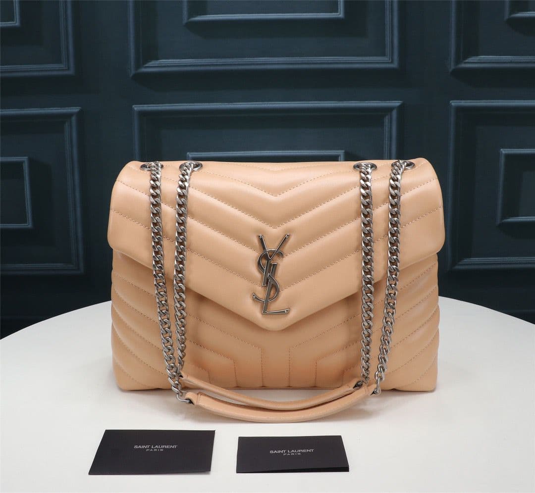 Bolsa Saint Laurent Loulou Média em Couro Matelassê Bege com Ferragens Prateadas .