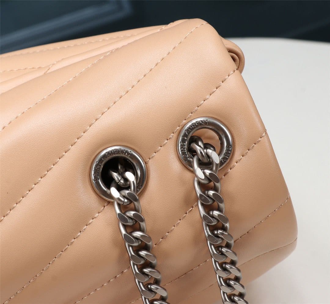 Bolsa Saint Laurent Loulou Média em Couro Matelassê Bege com Ferragens Prateadas .