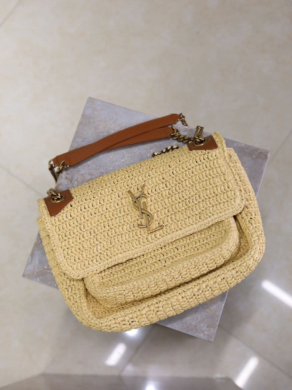Bolsa Saint Laurent Niki Raffia Chain Medium Natural .
