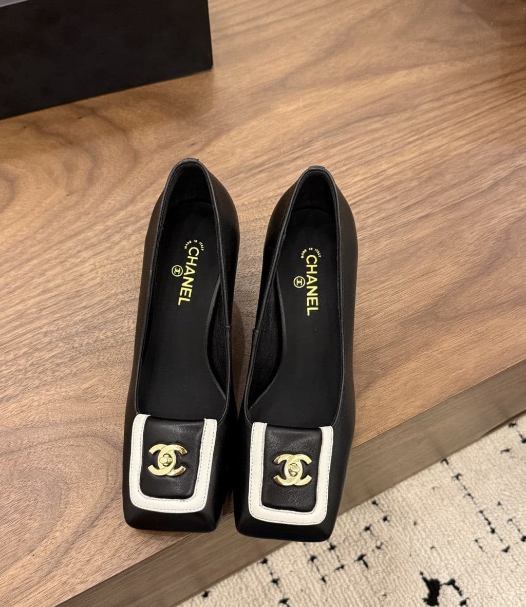 Chanel Blazy Turnlock Pumps Black Ivory. Salto 5 cm.