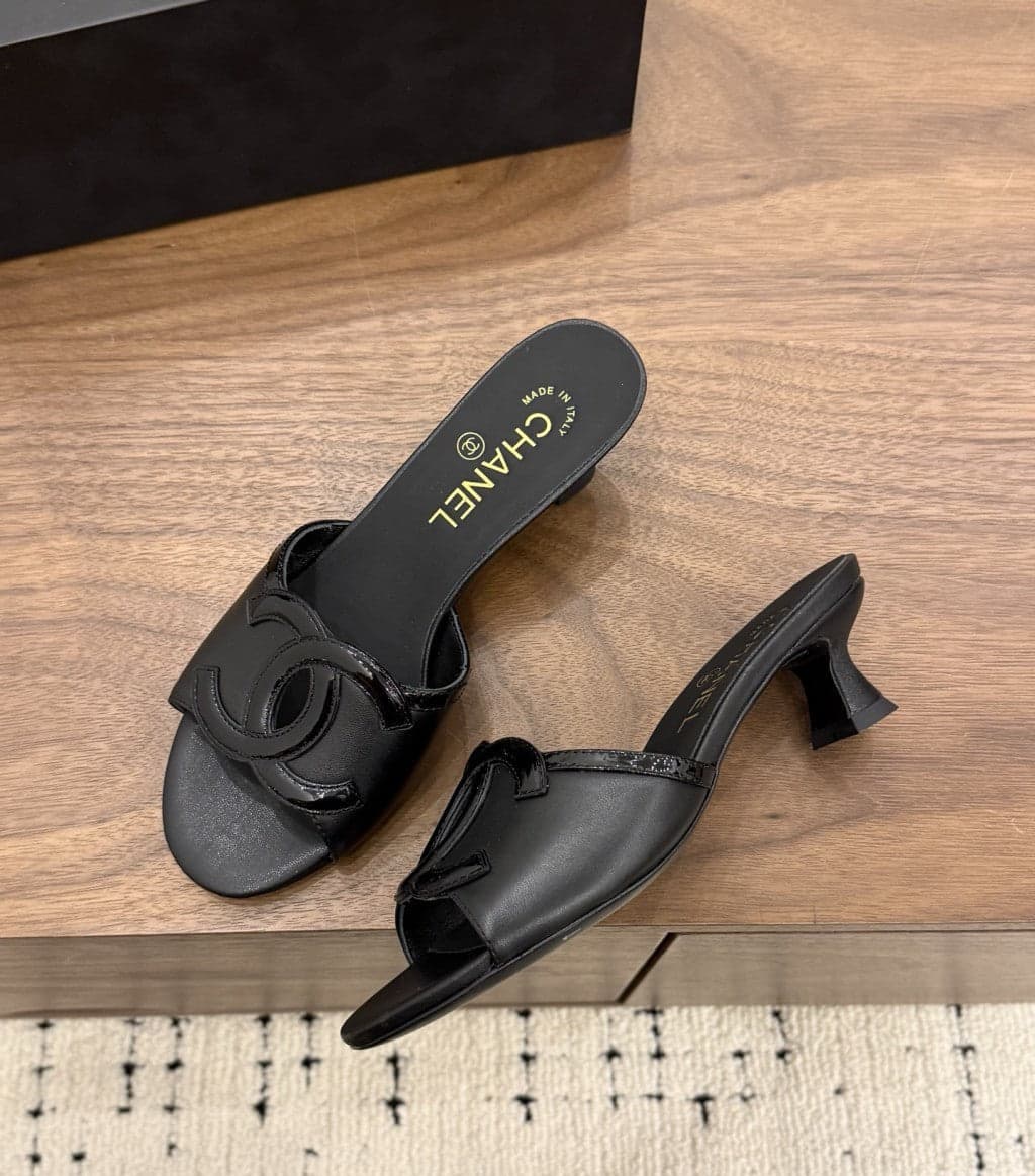 Chanel Interlocking CC Heeled Mules Black. Salto 5 cm.