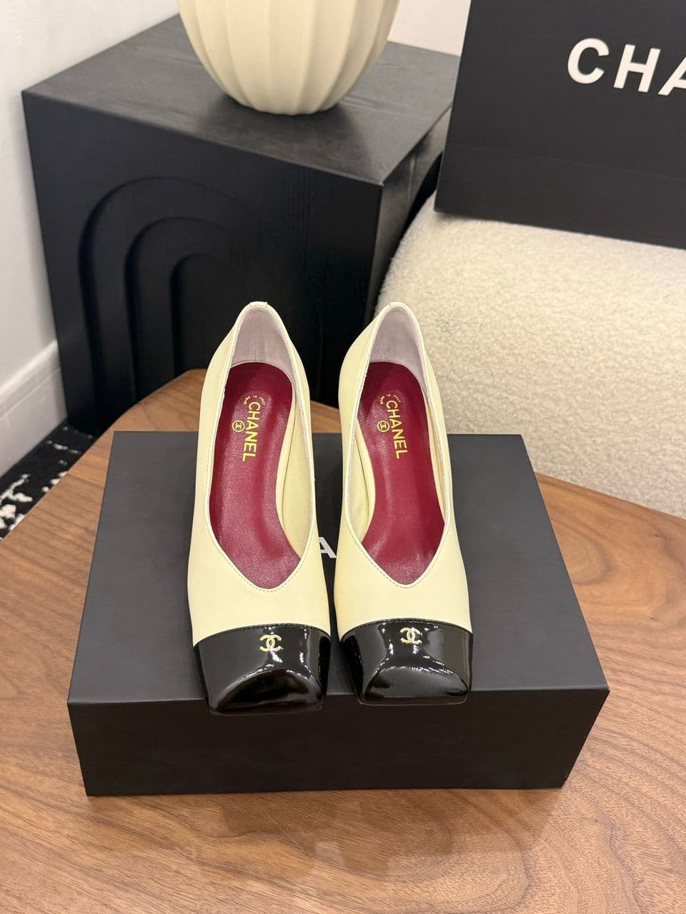 Chanel Cap-Toe Pump Bege e Preto. Salto 6,5 cm.