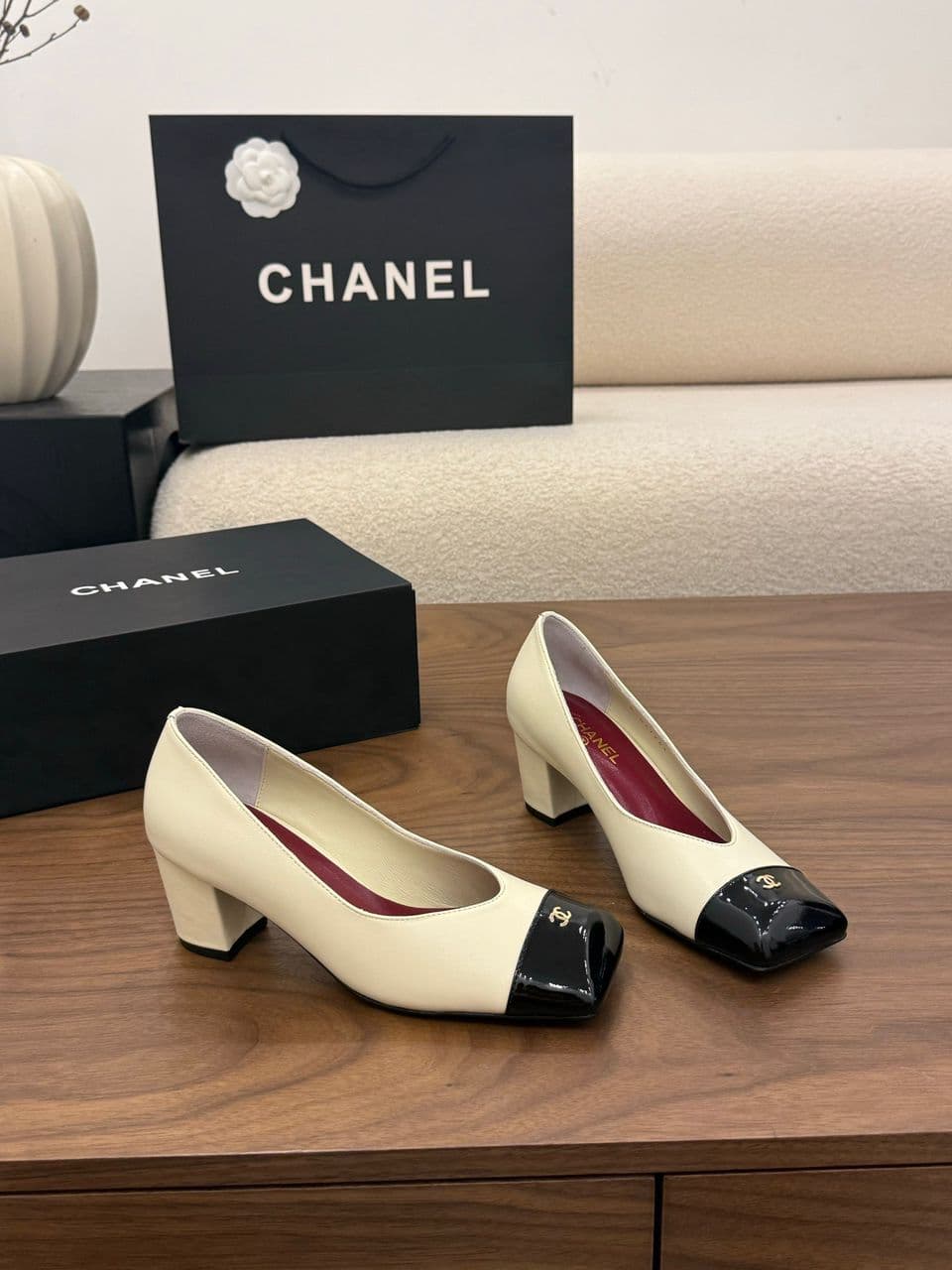 Chanel Cap-Toe Pump Bege e Preto. Salto 6,5 cm.