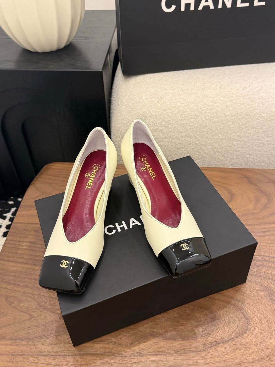 Chanel Cap-Toe Pump Bege e Preto. Salto 6,5 cm.