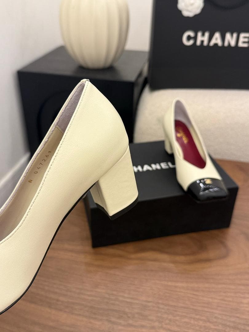 Chanel Cap-Toe Pump Bege e Preto. Salto 6,5 cm.