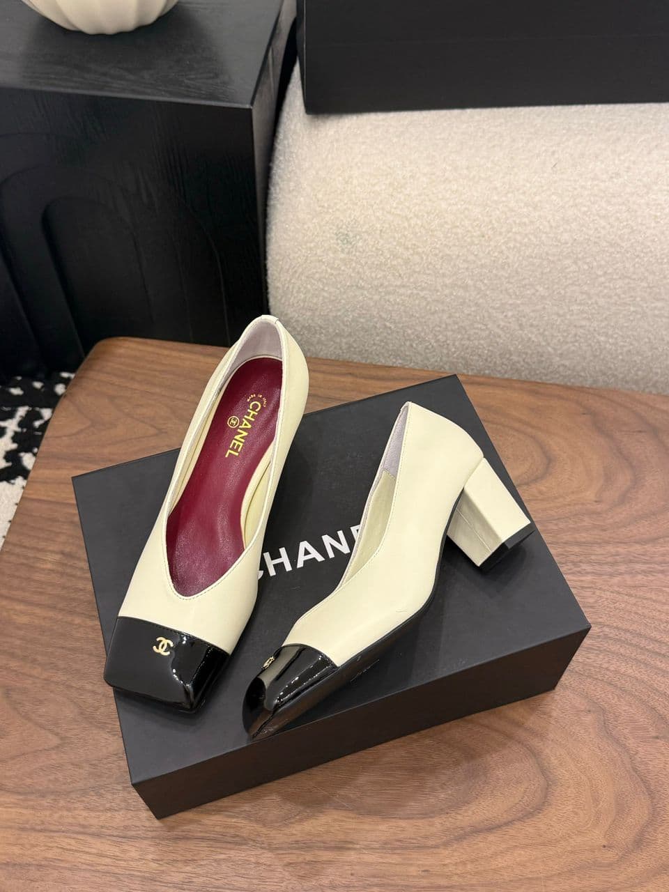 Chanel Cap-Toe Pump Bege e Preto. Salto 6,5 cm.