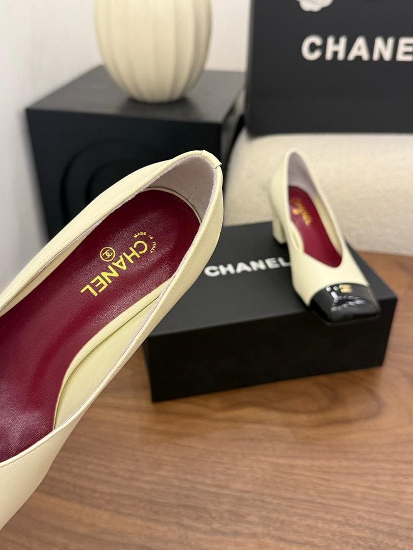Chanel Cap-Toe Pump Bege e Preto. Salto 6,5 cm.