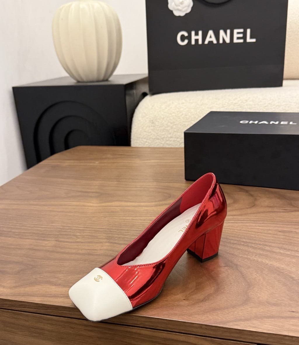 Chanel Cap-Toe Pump Vermelho metalizado e Branco. Salto 6,5 cm.