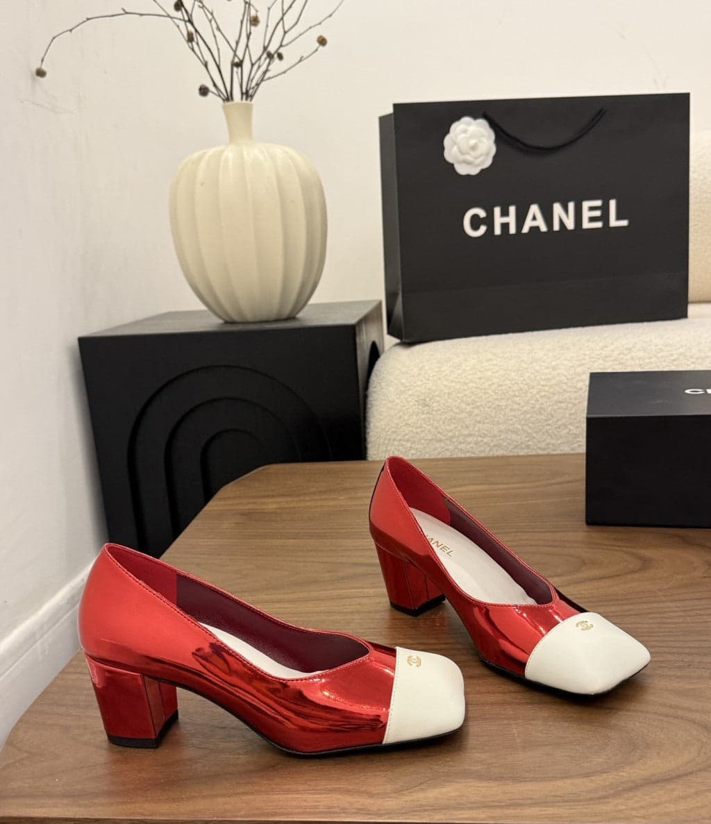 Chanel Cap-Toe Pump Vermelho metalizado e Branco. Salto 6,5 cm.