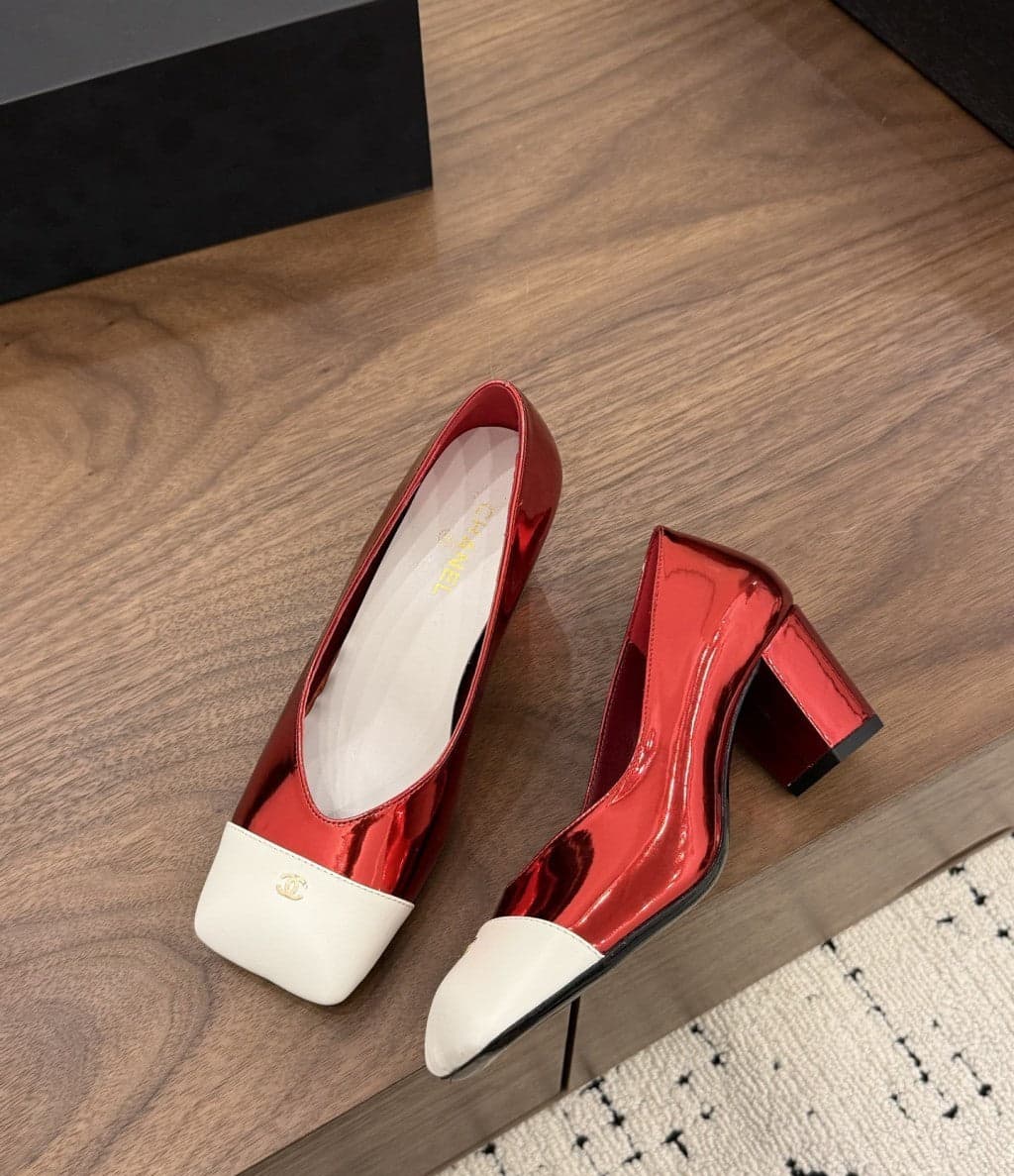 Chanel Cap-Toe Pump Vermelho metalizado e Branco. Salto 6,5 cm.