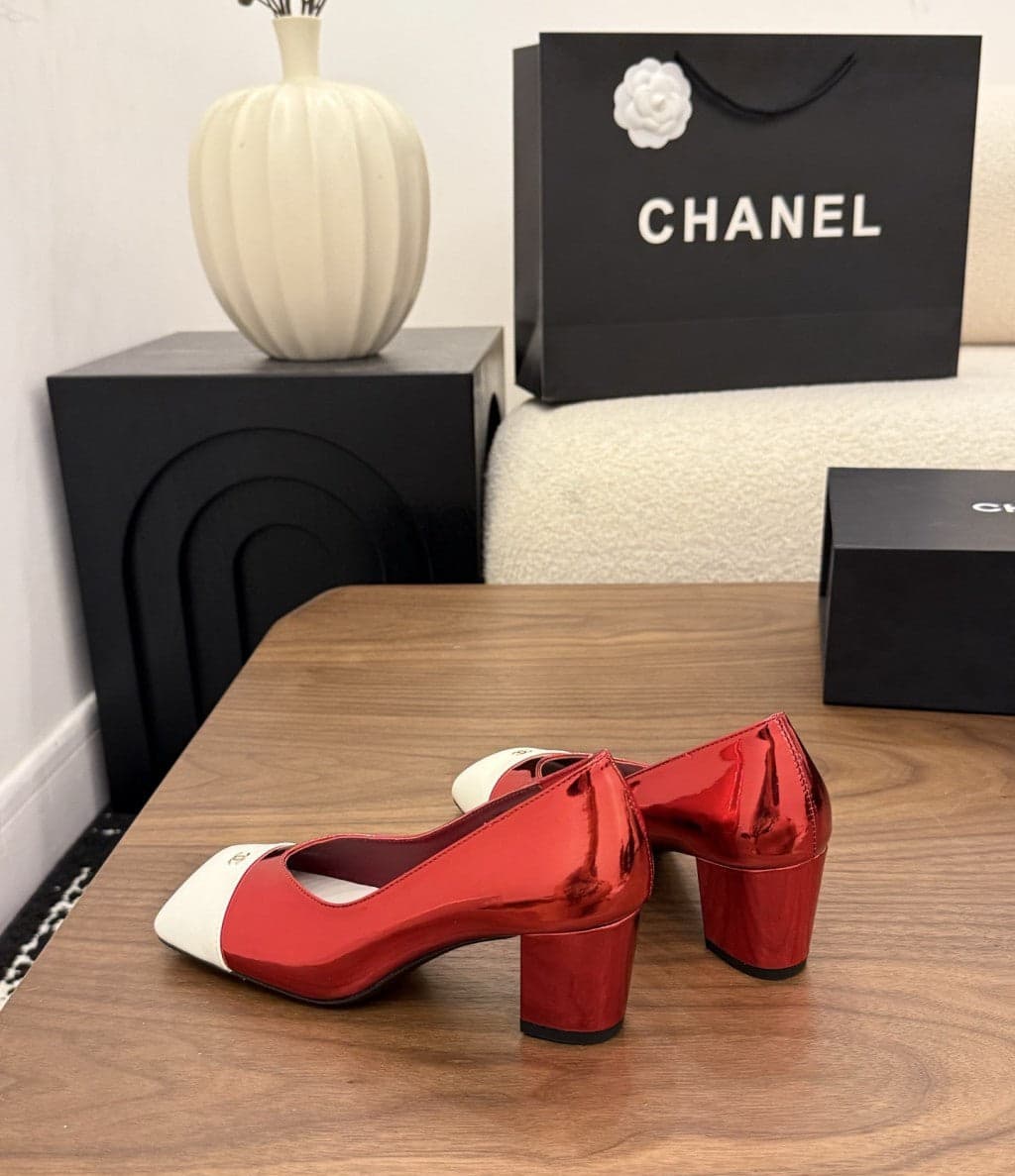 Chanel Cap-Toe Pump Vermelho metalizado e Branco. Salto 6,5 cm.