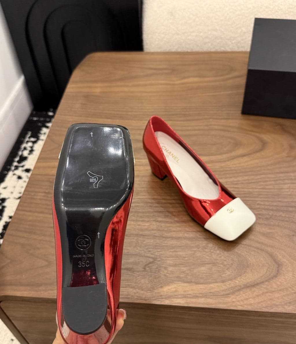 Chanel Cap-Toe Pump Vermelho metalizado e Branco. Salto 6,5 cm.