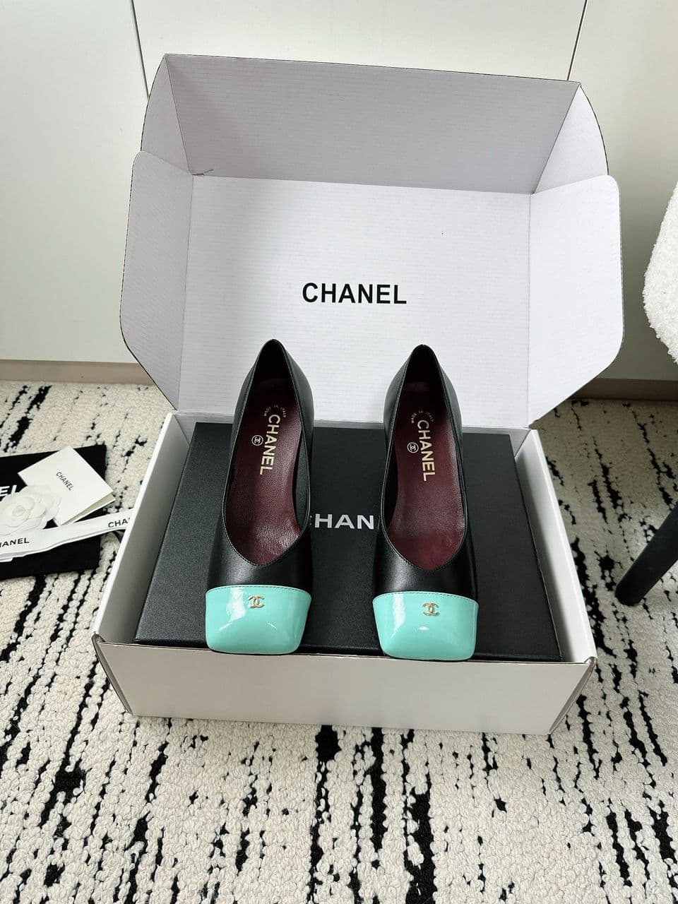Chanel Cap-Toe Pump Preto e Verde Água. Salto 6,5 cm .
