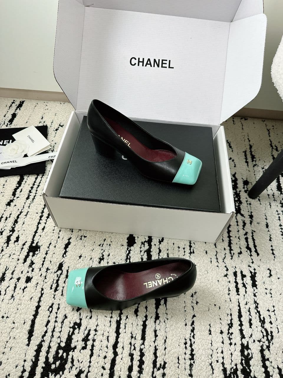 Chanel Cap-Toe Pump Preto e Verde Água. Salto 6,5 cm .