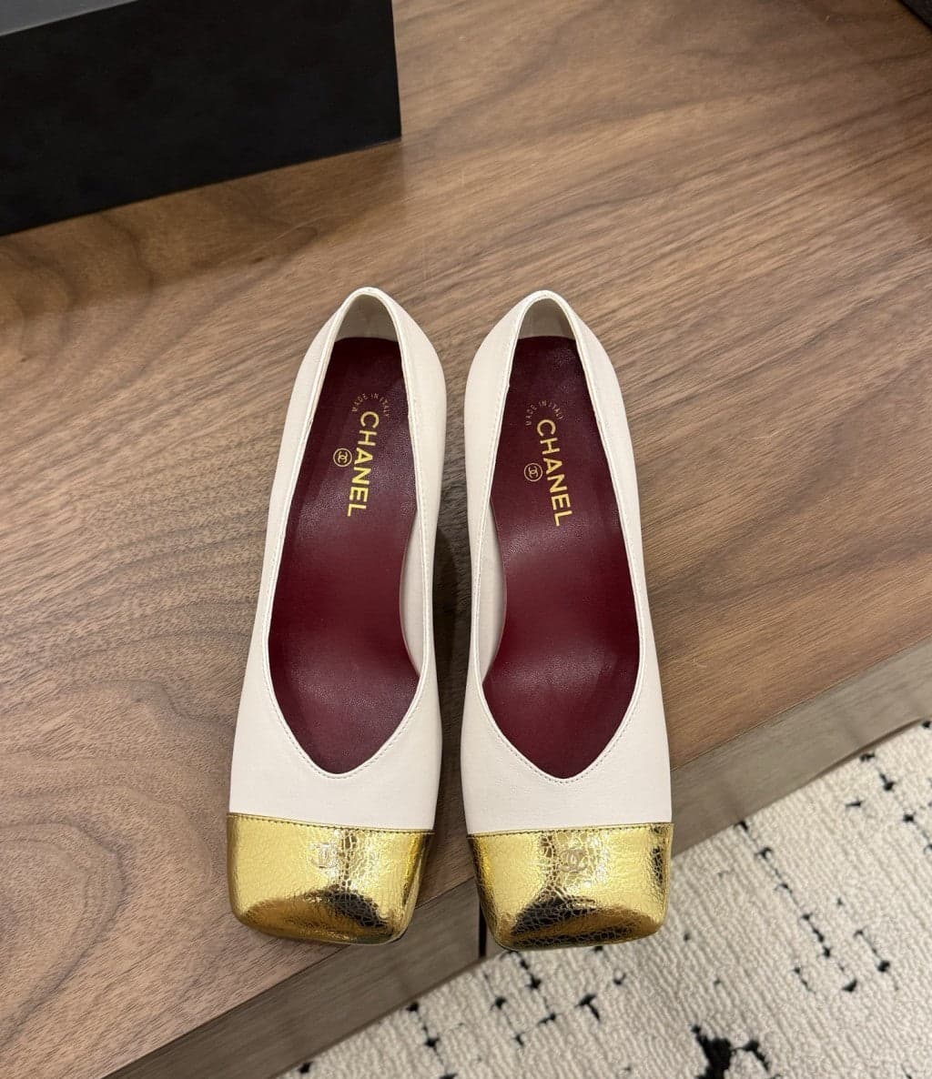 Chanel Cap-Toe Pump off-white e Dourado. Salto 6,5 cm.