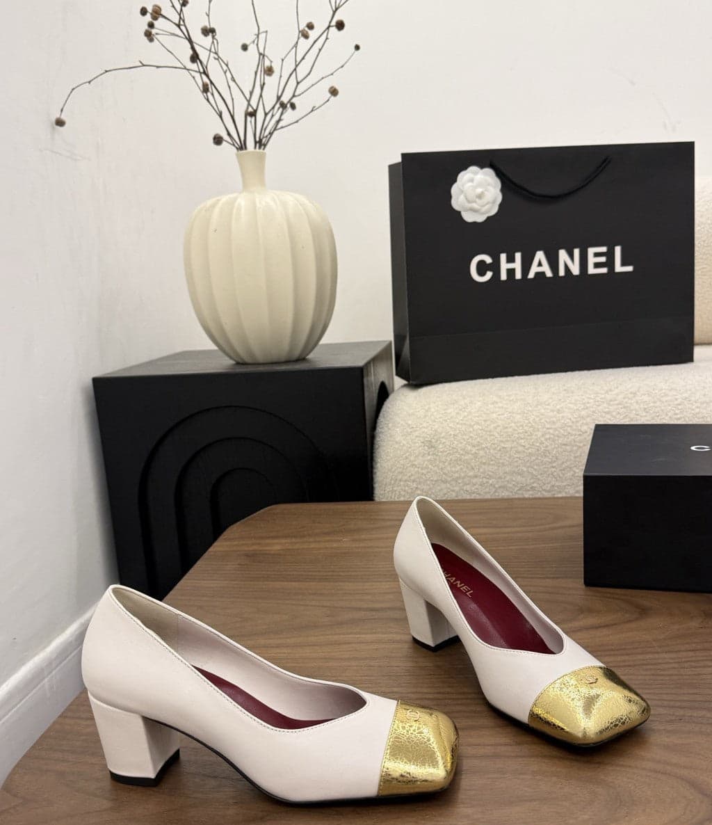 Chanel Cap-Toe Pump off-white e Dourado. Salto 6,5 cm.