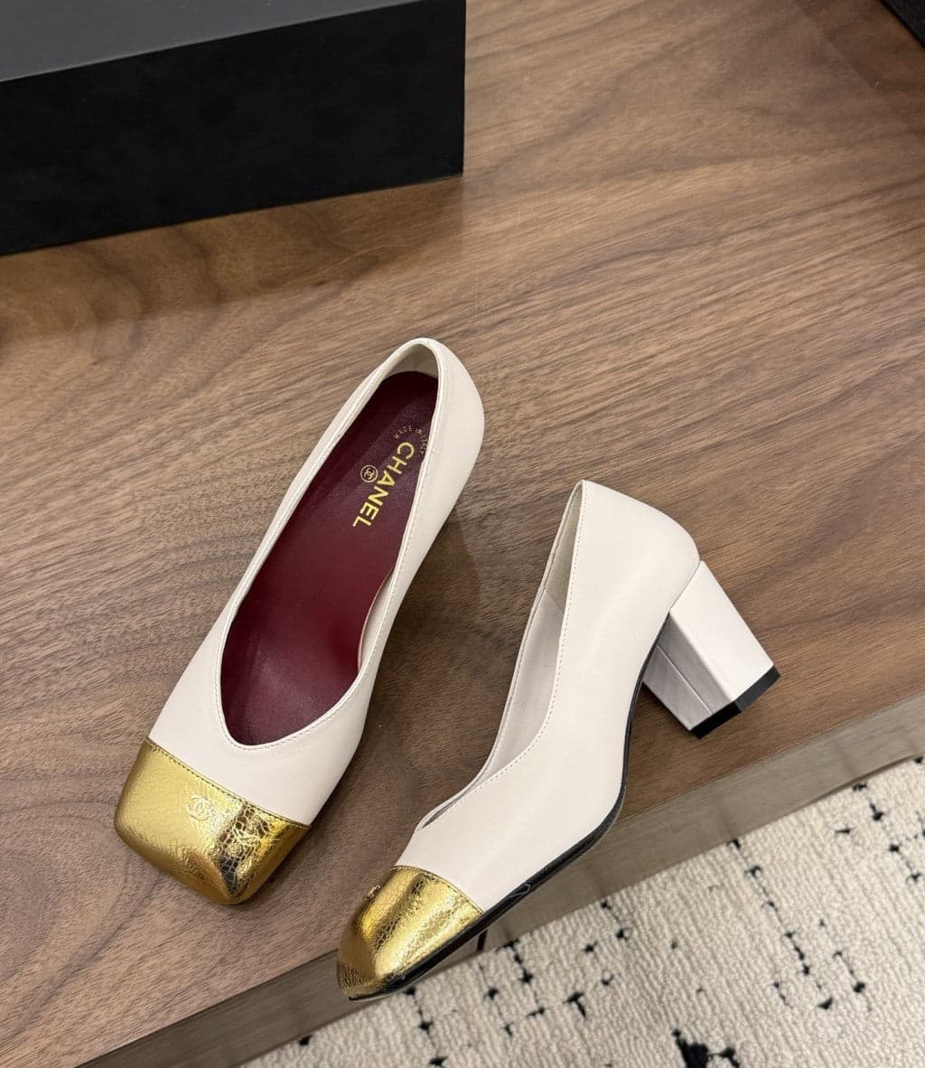 Chanel Cap-Toe Pump off-white e Dourado. Salto 6,5 cm.