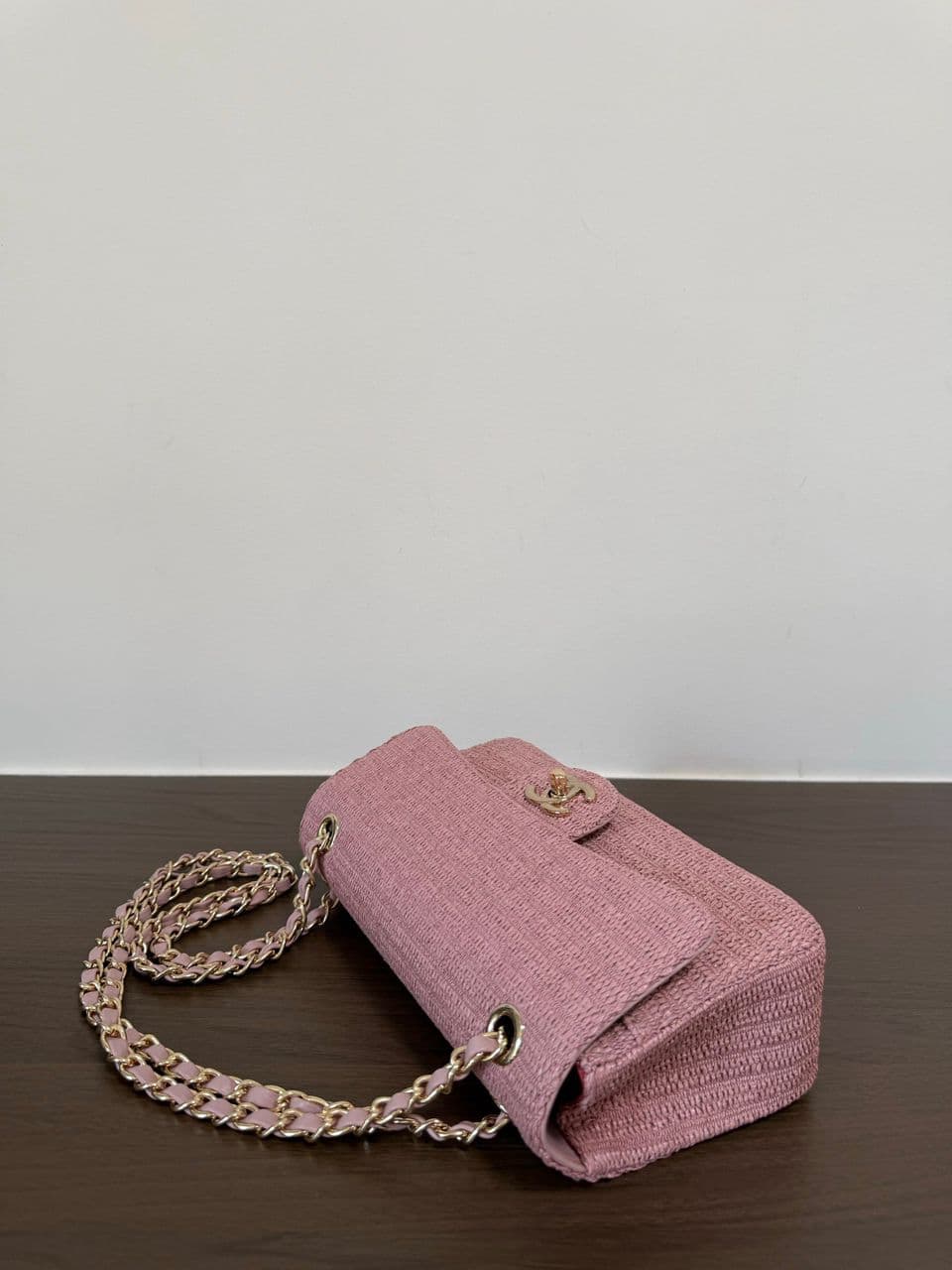Chanel Classic Flap Bag em Ráfia Rosa Claro com Ferragem Dourada .