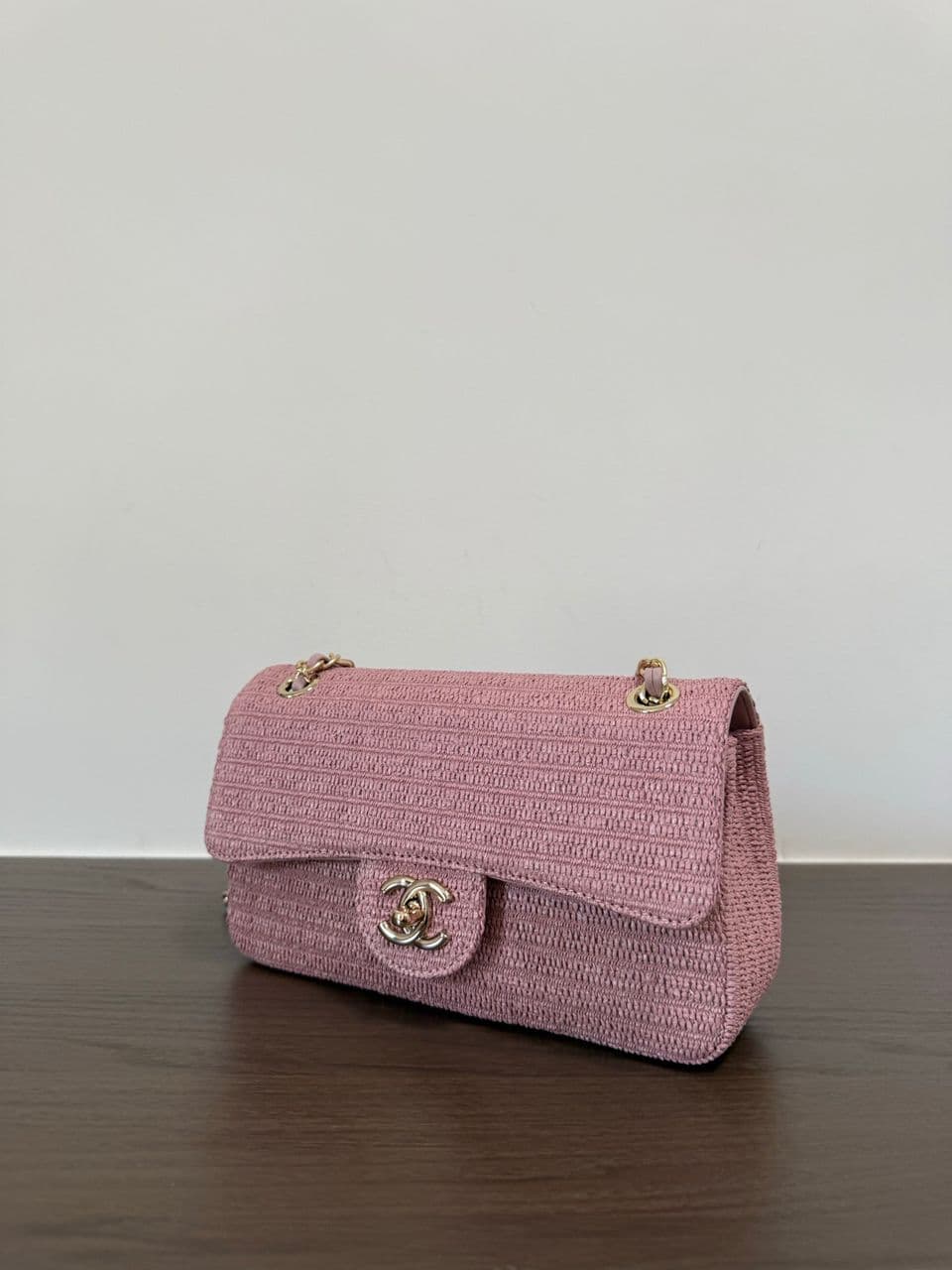 Chanel Classic Flap Bag em Ráfia Rosa Claro com Ferragem Dourada .