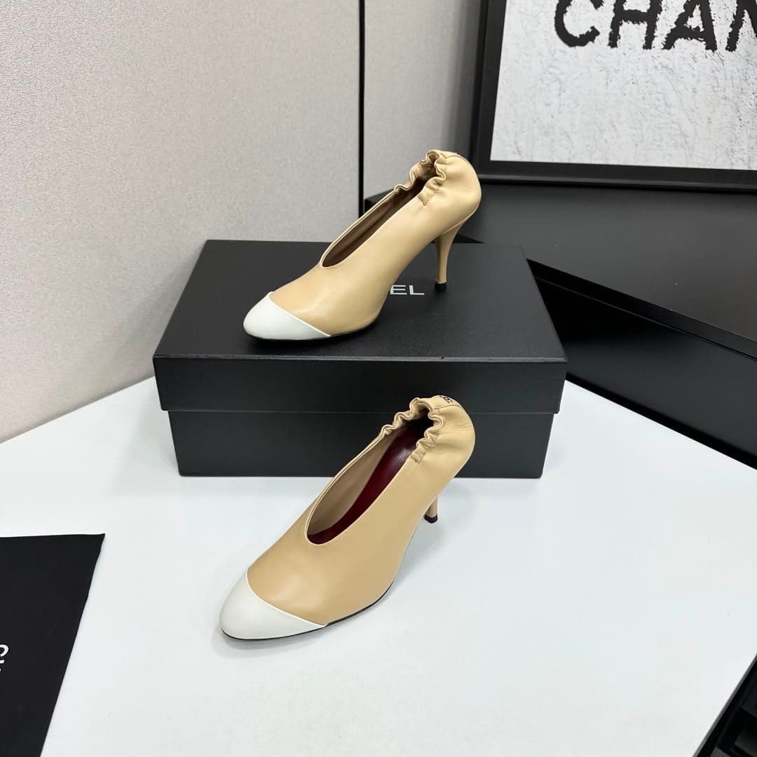 Chanel em Couro Lambskin Bicolor Bege e Branco