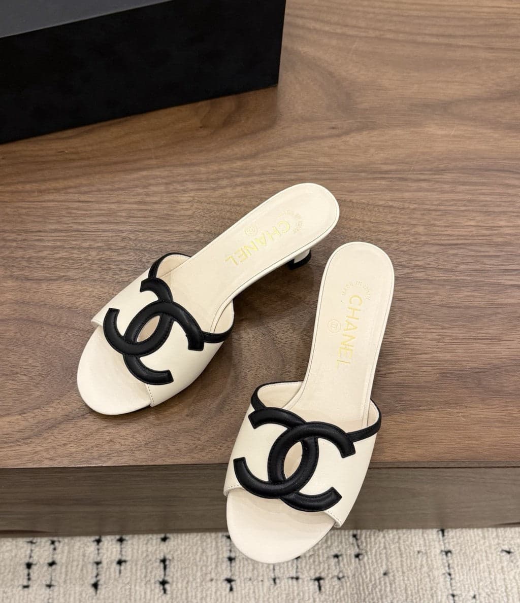 Chanel Interlocking CC Heeled Mules Ivory & Black. Salto 5 cm.