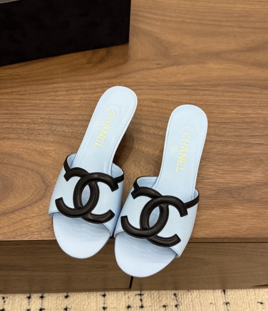 Chanel Interlocking CC Heeled Mules Light Blue & Black. Salto 5 cm.