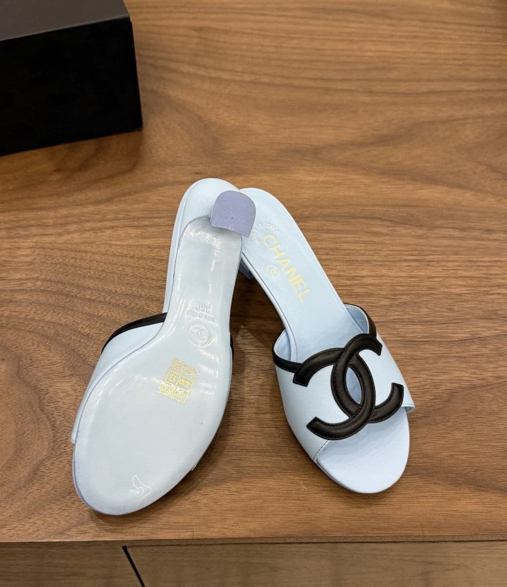 Chanel Interlocking CC Heeled Mules Light Blue & Black. Salto 5 cm.