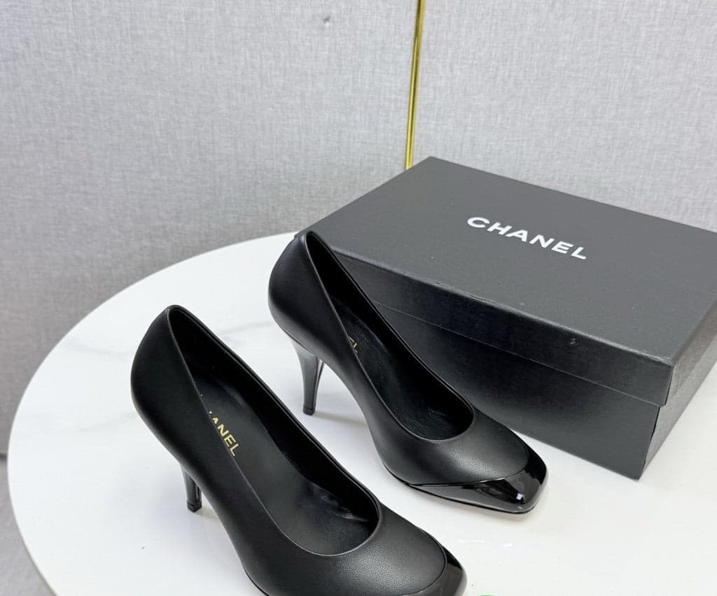 Chanel Square-Toe Cap-Toe Pumps in Black Leather. Salto 9 cm.