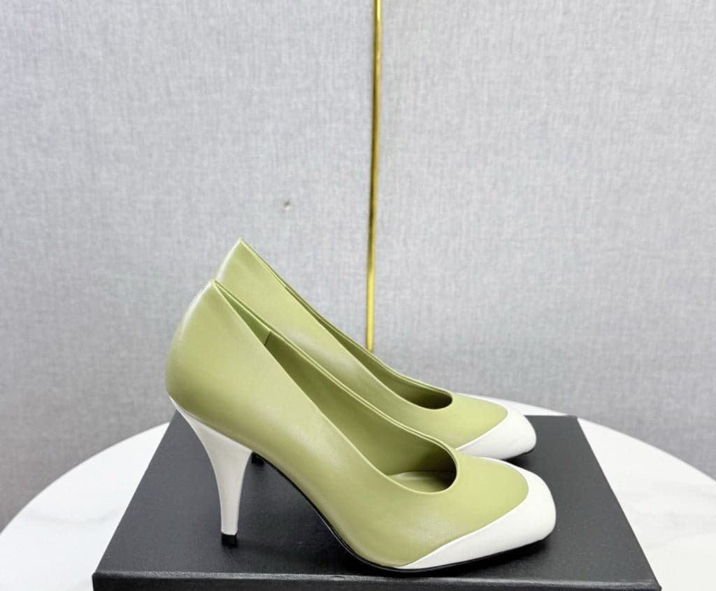 Chanel Square-Toe Cap-Toe Pumps in Olive Green & White Leather. Salto 9 cm.