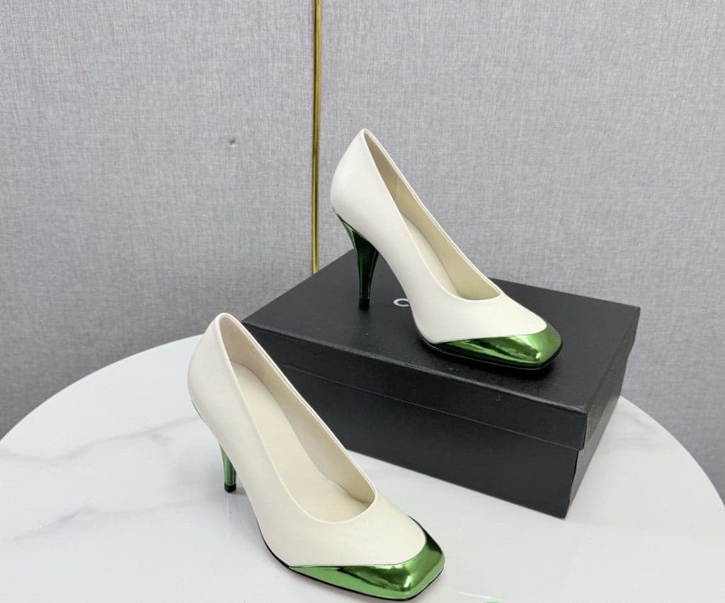 Chanel Square-Toe Cap-Toe Pumps in White & Metallic Green Leather. Salto 9 cm.