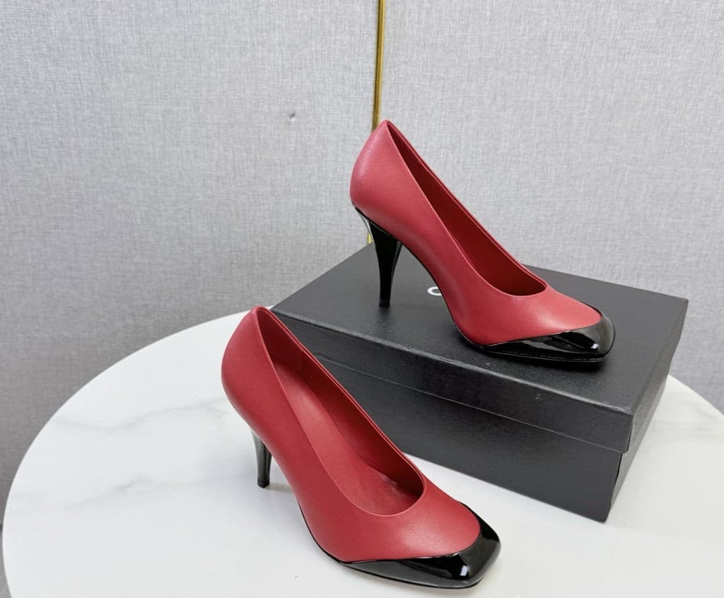 Chanel Square-Toe Cap-Toe Pumps in Red & Black Leather. Salto 9 cm.