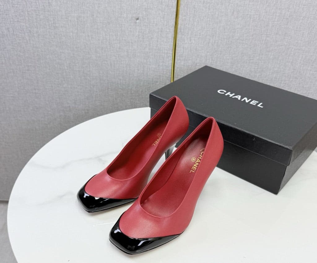 Chanel Square-Toe Cap-Toe Pumps in Red & Black Leather. Salto 9 cm.
