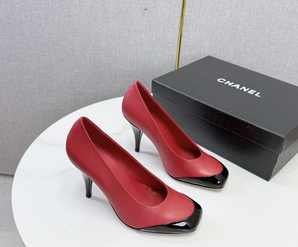 Chanel Square-Toe Cap-Toe Pumps in Red & Black Leather. Salto 9 cm.
