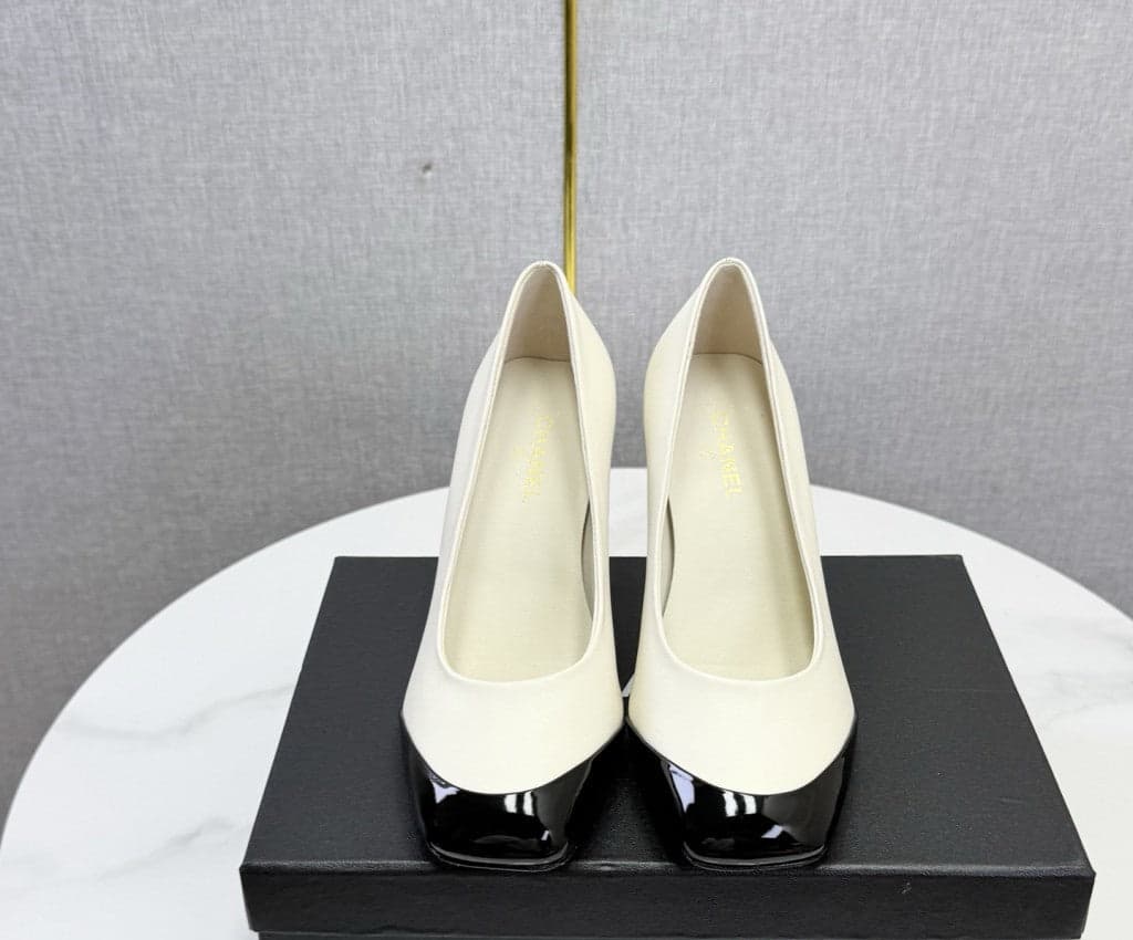 Chanel Square-Toe Cap-Toe Pumps in White. & Black Leather. Salto 9 cm.