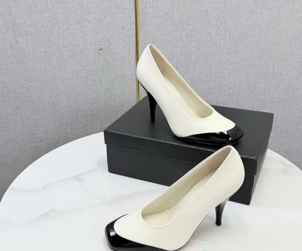 Chanel Square-Toe Cap-Toe Pumps in White. & Black Leather. Salto 9 cm.