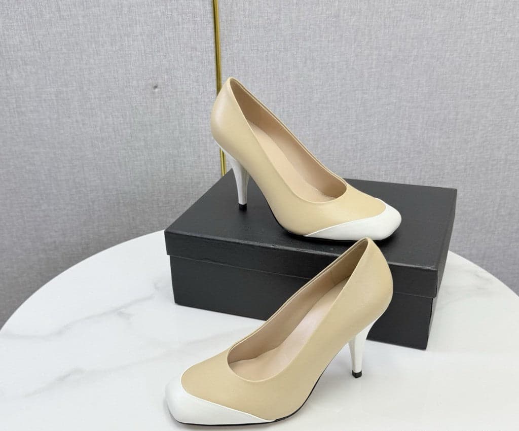 Chanel Square-Toe Cap-Toe Pumps in Beige & White Leather. Salto 9 cm.
